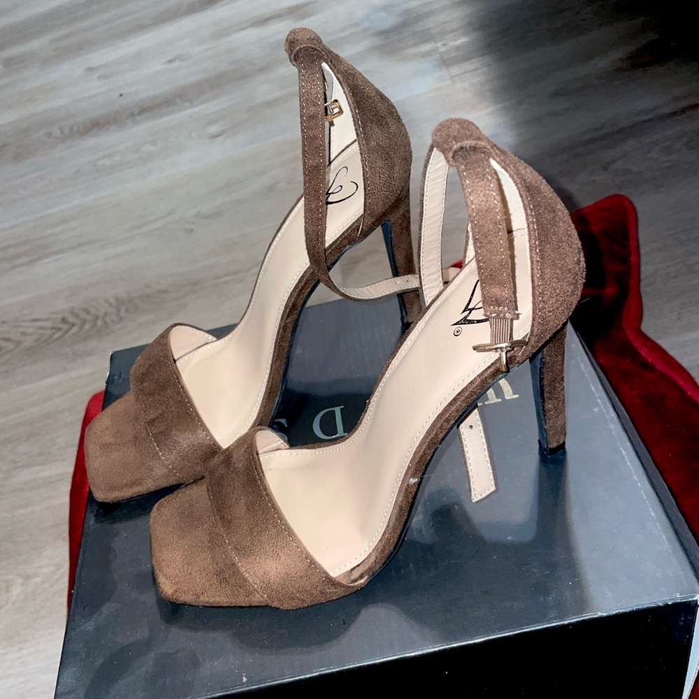 Women’s brown suede heels 🤎